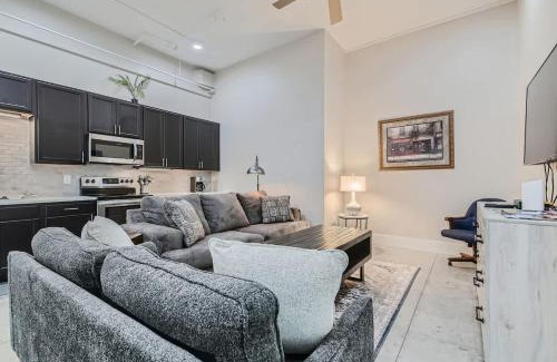 Golden Apartment | Golden Getaway Spacious 2BR Walk to Trails