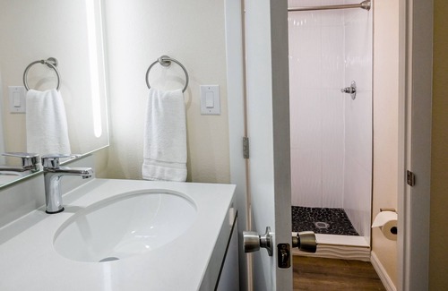 Indian Beach Sapphire Shores Hotel | Golden Host Resort - Sarasota