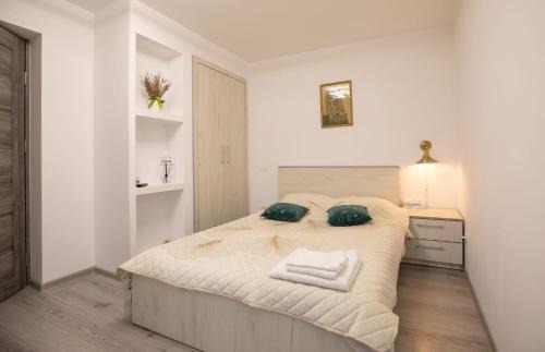 Petrosani Apartment | Golden Mountain Flat- ADULTS ONLY