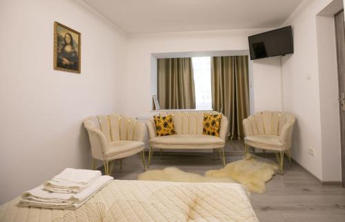 Petrosani Apartment | Golden Mountain Flat- ADULTS ONLY