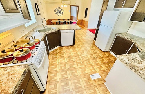 Silver Springs House | Golden Oak House 3Bedrooms|2bathrooms|16Sleeps