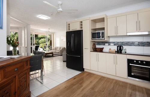 Yorkeys Knob Apartment | Golden Sands Beachfront Apartment Resort