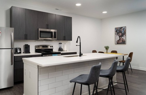 Whitestown Apartment | Golden Sun Spacious 1BR Pond View King Bed WFH Gym