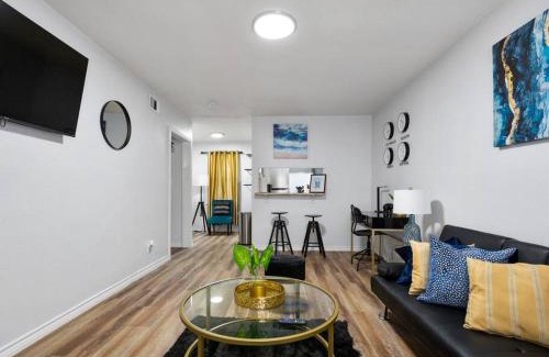 South Central Houston Apartment | Golden Vibes Dwtn,Eado,Nrg,MedCtr,MTR,Rodeo