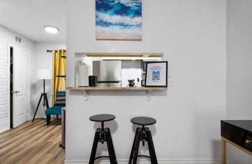 South Central Houston Apartment | Golden Vibes Dwtn,Eado,Nrg,MedCtr,MTR,Rodeo