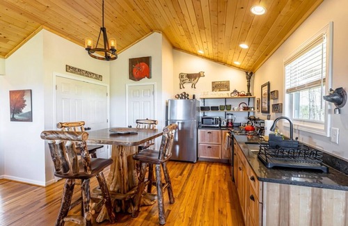Barren Springs Cabin | Golden Views/River/NRT Trail Access 1B/S2