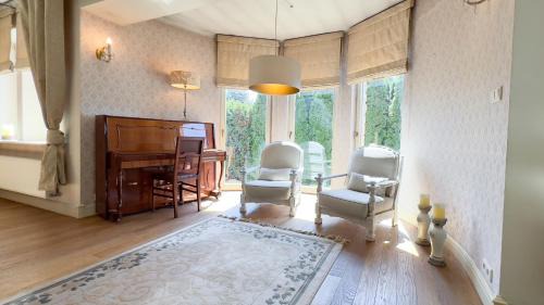 Wegrzce Villa | Golden Villa - Stylish Wegrzce Villa