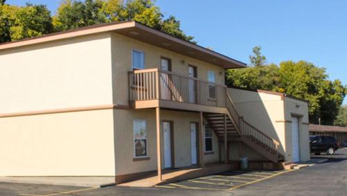 Junction City Hotel | Golden Wheat Budget Host Inn Junction City
