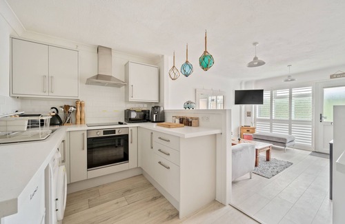 Middleton-on-Sea Condo | Goldeneye beachside paradise, large apartment, free parking, fast Wi-Fi