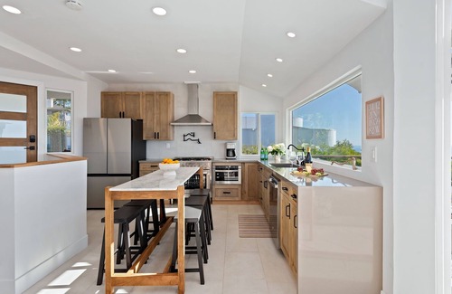 Summerland House | Goldenview - Elevated Elegance with Panoramic Views