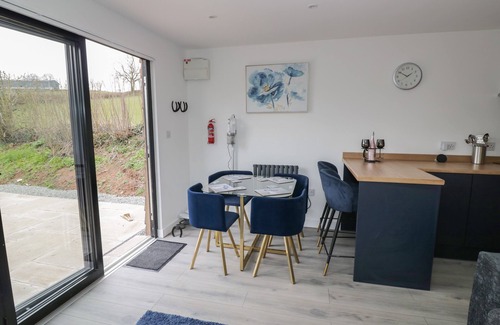 Farden Cottage | GOLDTHORNE LODGE, family friendly, with hot tub in Clee Hill