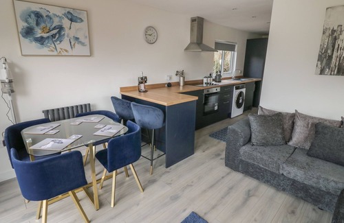 Farden Cottage | GOLDTHORNE LODGE, family friendly, with hot tub in Clee Hill