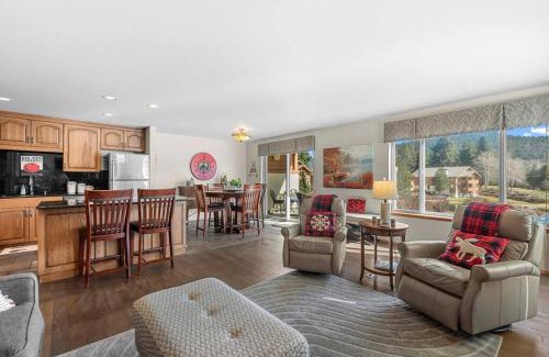 Downtown Leavenworth House | Golf Course View Condo Walk to Town & Pools
