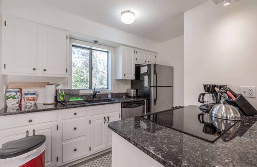 West Hartford Condo | Golf Views! & Patio Dining | Windsor Village 3A