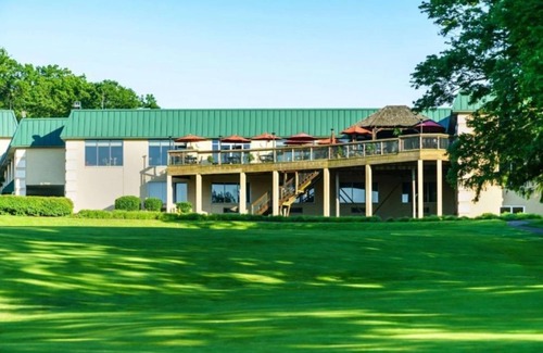 Cheat Lake Apartment | Golf & Wellness Sanctuary: Lakeview Resort Studio w Pool & Spa Sauna