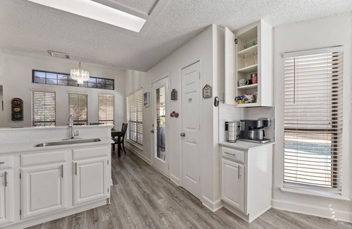 Euless Villa | Golfing Near the Pool in Euless