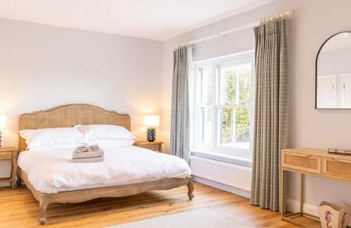 Newport House | Golwg y Lan - A stunning home for 10 with sea views