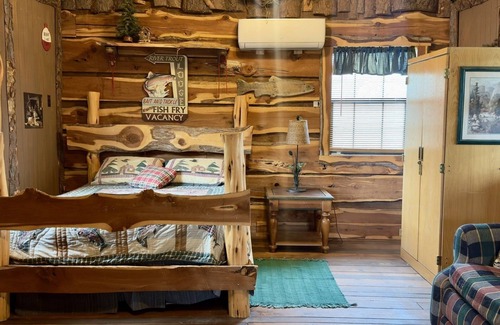 Voca Cabin | Gone Fishin' | Fun & Unique Cabin Close to Castell