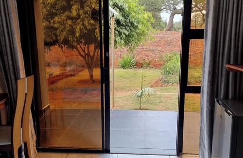 Harare East House | Gono Compound 4 - B&B with Queen bedn