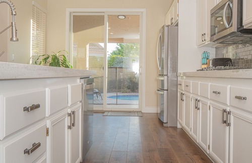 Henderson House | Good Vibes off the strip, 5BR with 2 King Beds + Pool