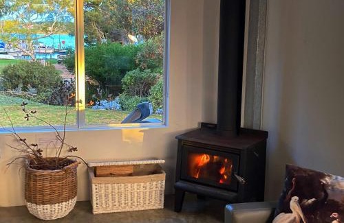 Goolwa North House | Goolwa Pelican Cottage - Pet Friendly - WiFi