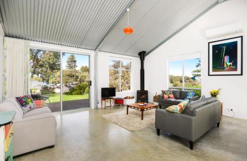 Goolwa North House | Goolwa Pelican Cottage - Pet Friendly - WiFi