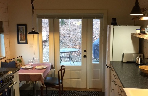 Red Hook Cottage | Goose Landing Cottage by the lake with BRAND NEW year-round Hot Tub