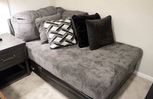 Western Branch North Apartment | GORGEOUS 1 BEDROOM WITH FREE WIFI & STREET PARKING