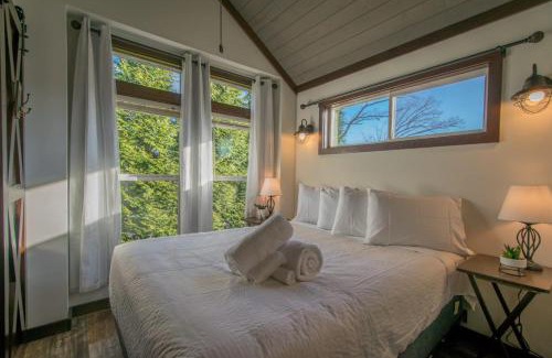 Upward House | Gorgeous 1BR Tiny Home with Pool and Bocce