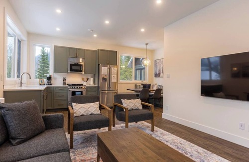 East Kootenay Ski Chalet | Gorgeous 2 Bedroom with Private Hot Tub. A/C