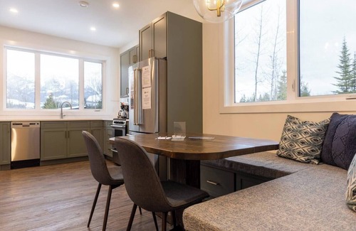 East Kootenay Ski Chalet | Gorgeous 2 Bedroom with Private Hot Tub. A/C