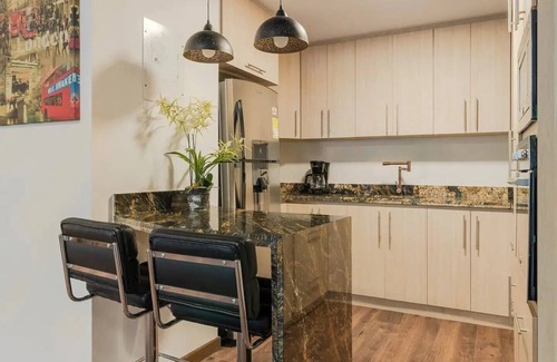 Zona Rosa Apartment | Gorgeous 2 BR 2 BATH unit in Parque Lleras with A/C