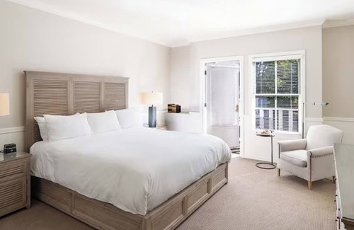 Santa Rosa Hotel | Gorgeous 2 King Room Steps from Santa Rosa Restaurants, Cafés + Shopping Fun