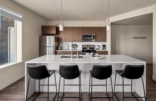 Rio Grande Apartment | Gorgeous 2BD 2BA Pool,Gym,Htub near Convention Ctr
