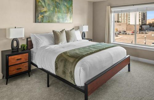 Rio Grande Apartment | Gorgeous 2BD 2BA Pool,Gym,Htub near Convention Ctr