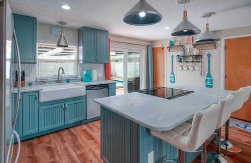 Pinellas Park House | Gorgeous 2BDRM with Private-Heated Pool, Mins From Gulf Coast Beaches And Parks.