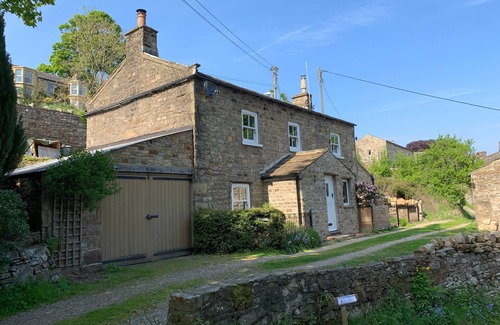 Fremington House | Gorgeous 3 bed cottage overlooking the Valley. Sleeps 5 people & 2 dogs, w/Wifi, gas central heating