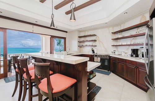 Canton Quepos Condo | Gorgeous 3-bedroom Penthouse Condo with Panoramic Views!