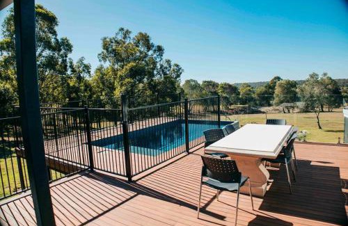 Blackbutt House | Gorgeous 3 bedroom raked ceiling cabin on the hill