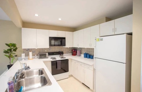 Hancock House | Gorgeous 3BR 3BA Sleeps 10 Ski On/Off Jiminy Peak-2000 Sq Ft Mountainside Con