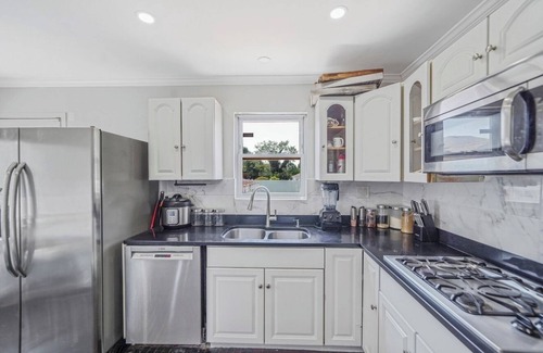 Alden Manor House | Gorgeous 4-bedroom house with AC in Elmont