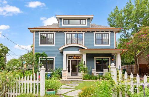Westfield House | Gorgeous 4BD Plus Studio for 12 with Fire Pit & Near Downtown