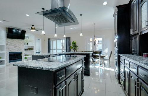 Irving House | GORGEOUS 5-bd 4ba w Pool, Hot Tub, 2 kitchens, & Game Room Near Dallas Airports!