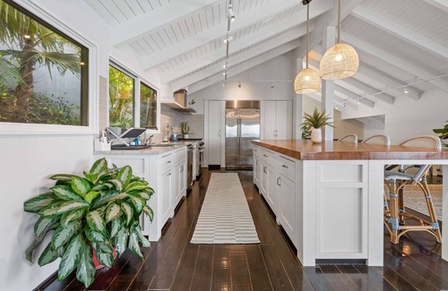 Peterborg Villa | Gorgeous 5-BDRM Villa Maxine- Located on Famous Peterborg- Pool- Oceanside