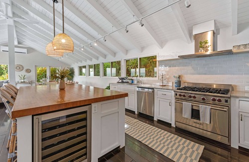 Peterborg Villa | Gorgeous 5-BDRM Villa Maxine- Located on Famous Peterborg- Pool- Oceanside