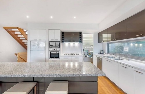 Torquay House | Gorgeous 5 Bedroom House - Golf Course Views - Torquay