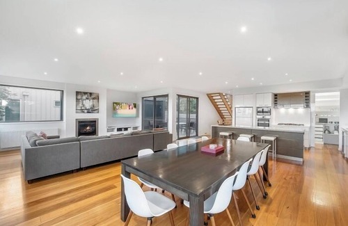 Torquay House | Gorgeous 5 Bedroom House - Golf Course Views - Torquay