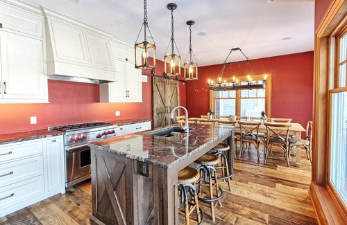 Muskoka Lakes Cottage | Gorgeous 7 Bed, 6 Bath Family Cottage on Lake Rosseau! Muskoka Room! Pool Table!