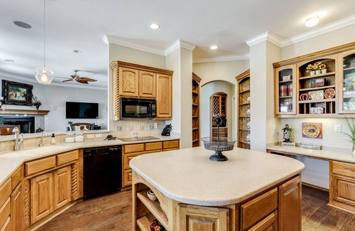 Fort Worth House | Gorgeous 8 Bedroom, 5 Bath, 6012 sq ft. huge game room and Pool on 5 acres