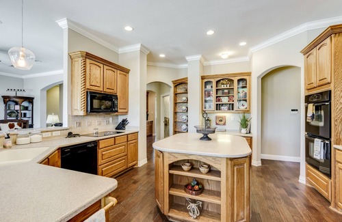 Fort Worth House | Gorgeous 8 Bedroom, 5 Bath, 6012 sq ft. huge game room and Pool on 5 acres